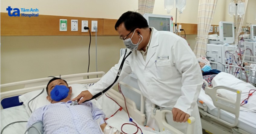 bác sĩ chăm sóc bệnh nhân