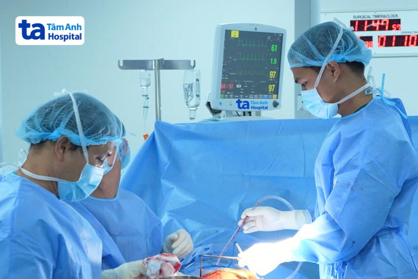 bác sĩ chọn phẫu thuật cho bệnh nhân