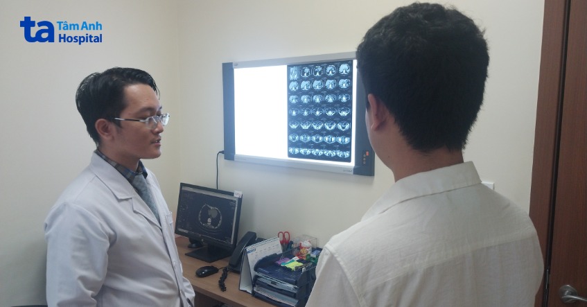 bác sĩ đang giải thích kết quả chẩn đoán cho bệnh nhân