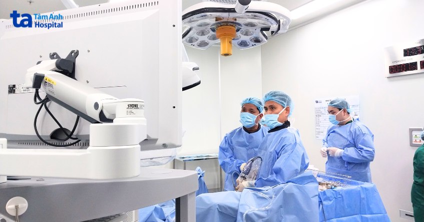 bác sĩ đang thực hiện tán sỏi bằng ống mềm