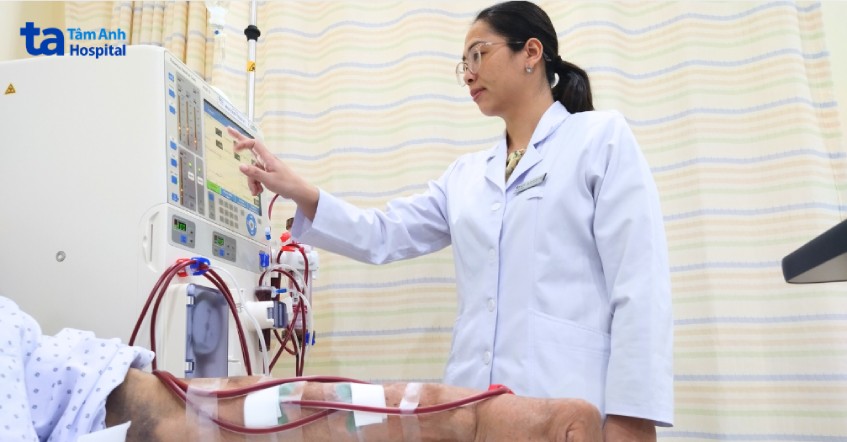 bác sĩ đang thực hiện thao tác trên máy chạy thận