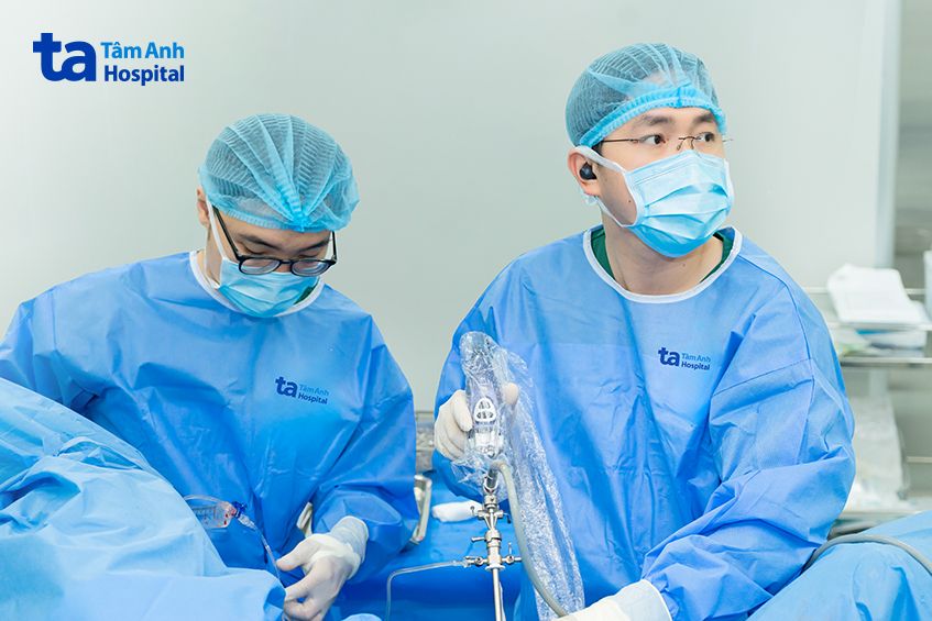 bác sĩ đạt bên phải