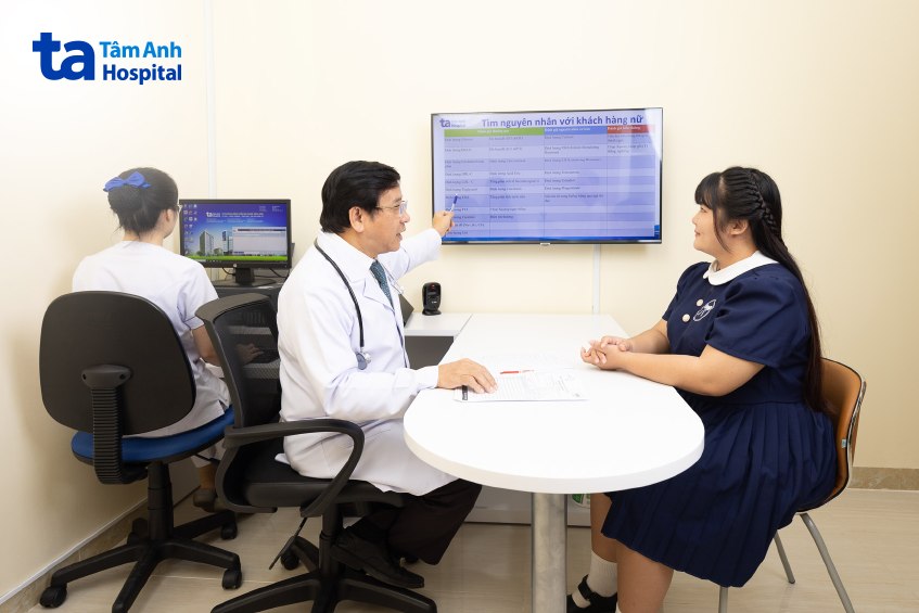 bác sĩ hoàng tư vấn giảm cân cho khách hàng