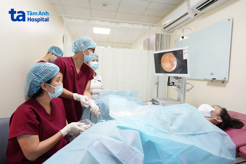 Bác sĩ IVF Tâm Anh nội soi buồng tử cung chẩn đoán những bất thường tử cung cho người bệnh ngay tại phòng khám