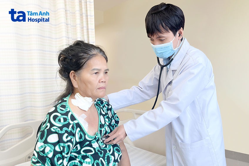 Bác sĩ kiểm tra sức khỏe cho bà Hoa trước lúc xuất viện