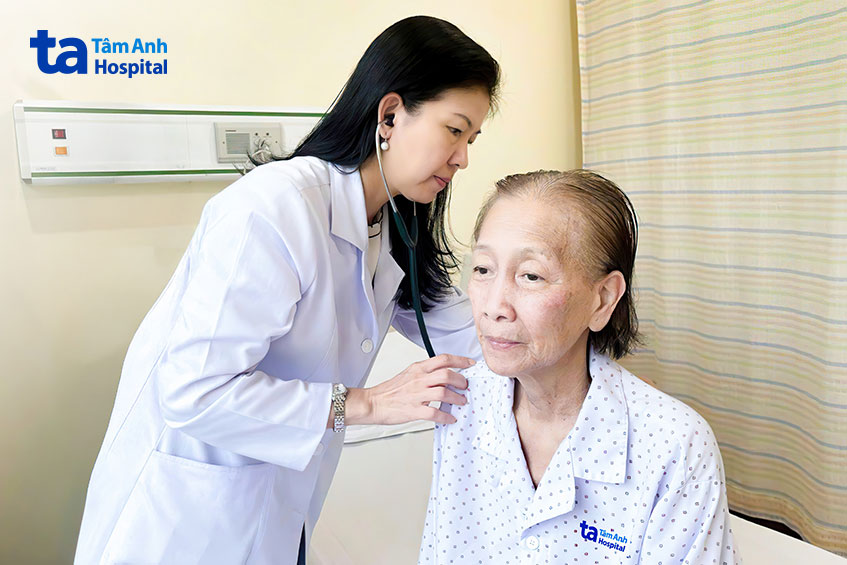 Bác sĩ Kiều kiểm tra sức khỏe cho bà Hòa trước lúc xuất viện