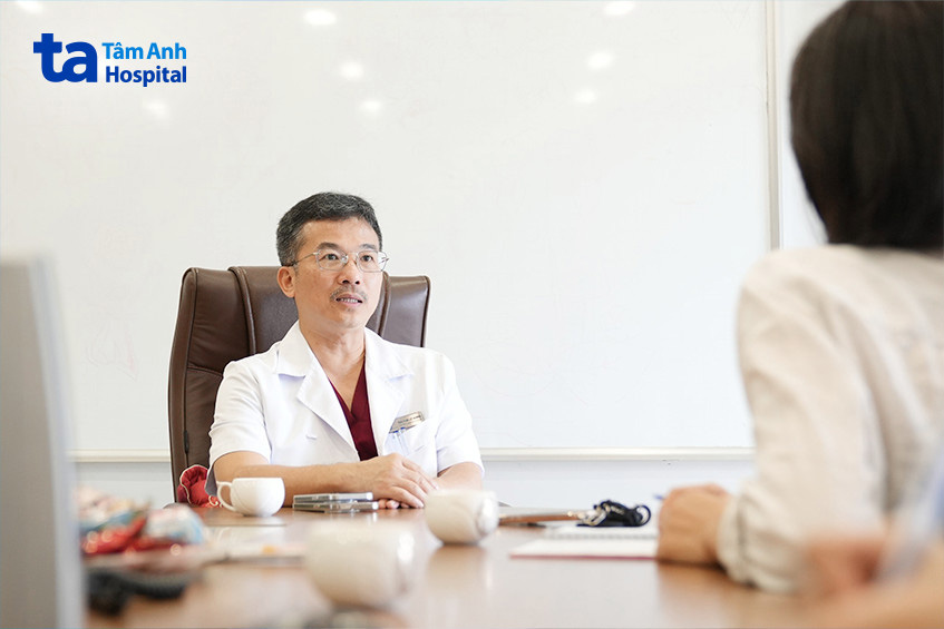 PGS.TS Lê Hoàng đang tư vấn hỗ trợ sinh sản cho bệnh nhân nữ lớn tuổi