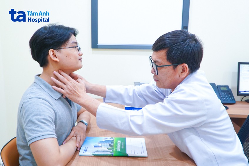 bác sĩ lê ngọc vinh khám cho bệnh nhân