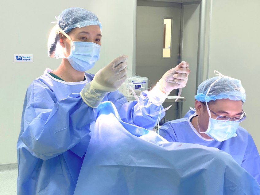bác sĩ liên thực hiện đặt lưới nâng niệu đạo