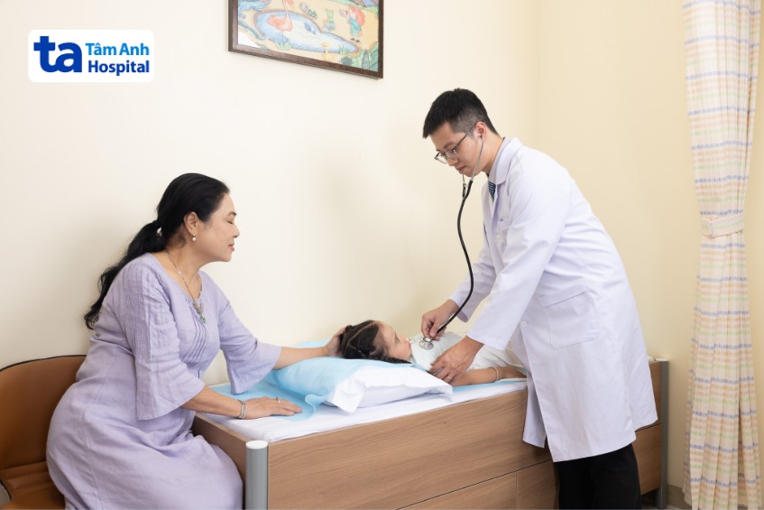 bác sĩ lộc thăm khám cho một bệnh nhi