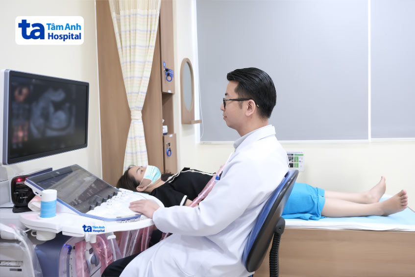 bác sĩ long siêu âm cho thai phụ