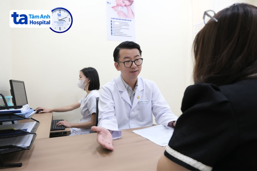 bác sĩ long tư vấn cho thai phụ