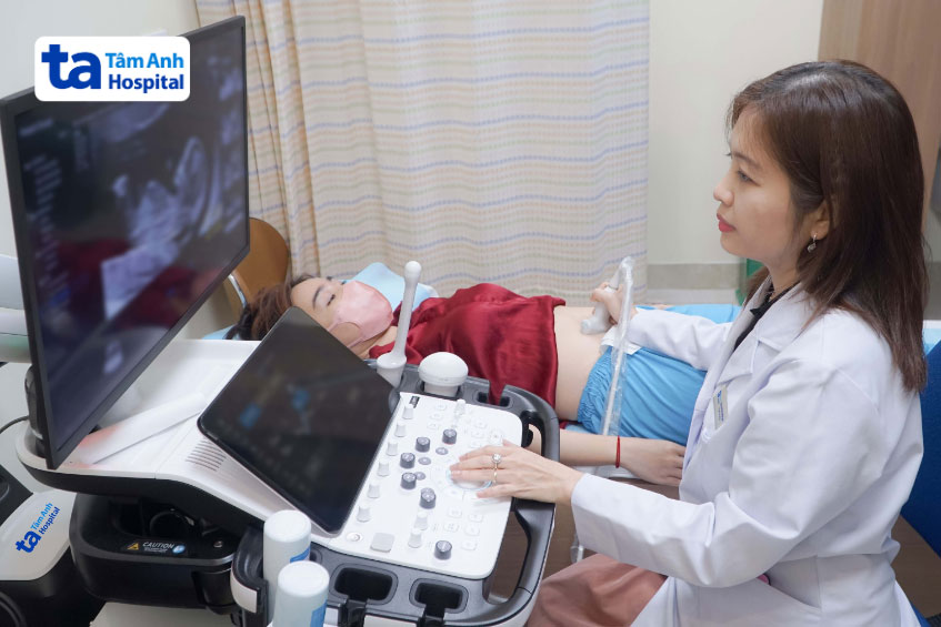 bác sĩ nghi siêu âm cho thai phụ