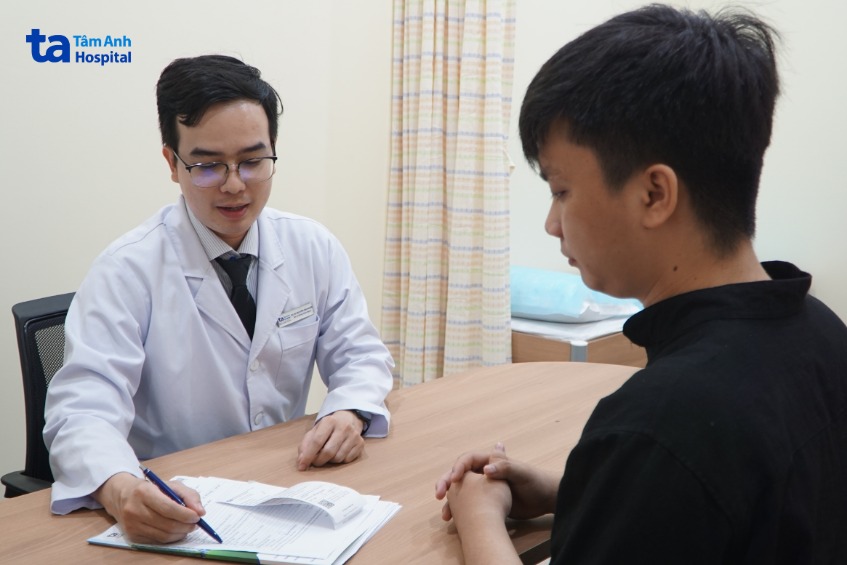 bác sĩ nghĩa tư vấn cho khách hàng