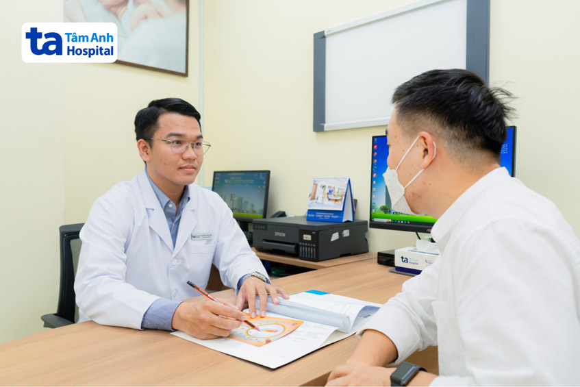 BS Nguyễn Công Danh tư vấn cho bệnh nhân khám nam khoa