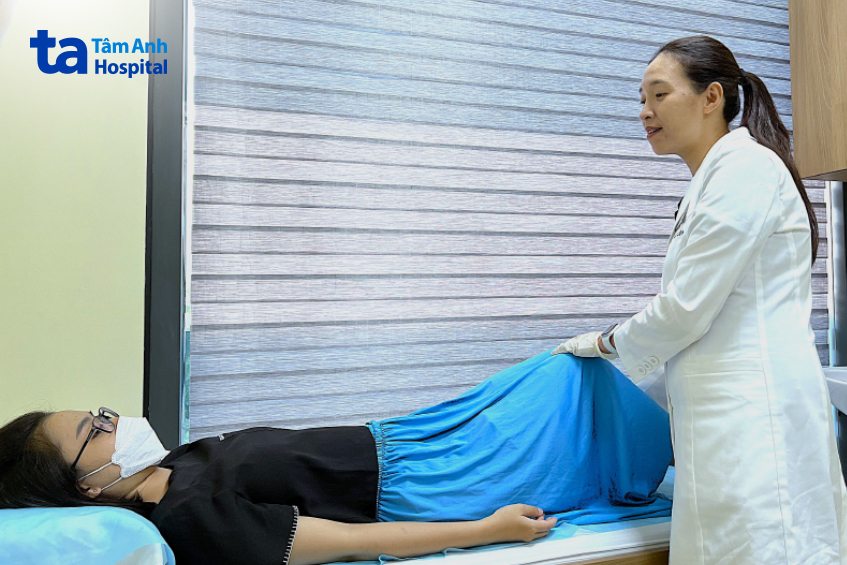 bác sĩ niệu nữ khám cho bệnh nhân