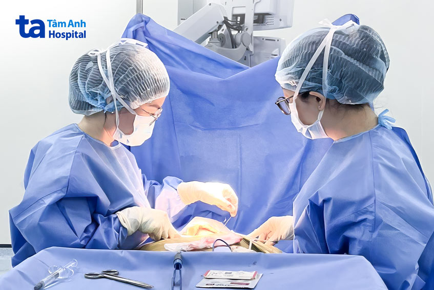 Bác sĩ phẫu thuật cắt bỏ thùy giáp chứa các nhân giáp cho bệnh nhân