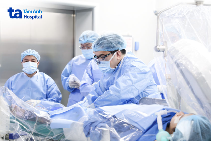Bác sĩ Phúc (ngoài cùng bên phải) trong một ca can thiệp đặt stent cho bệnh nhân