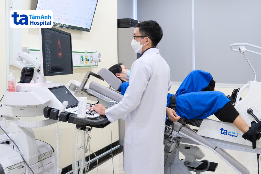 Bác sĩ siêu âm tim gắng sức cho người bệnh tại Phòng khám Đa khoa Tâm Anh Quận 7