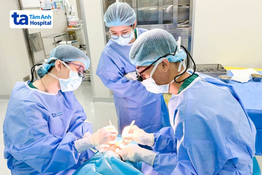 bác sĩ sinh thiết lấy mẫu xét nghiệm cho bệnh nhi