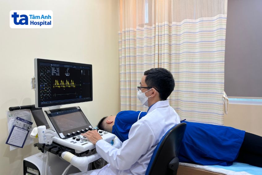 Bác sĩ Tâm Anh thăm khám