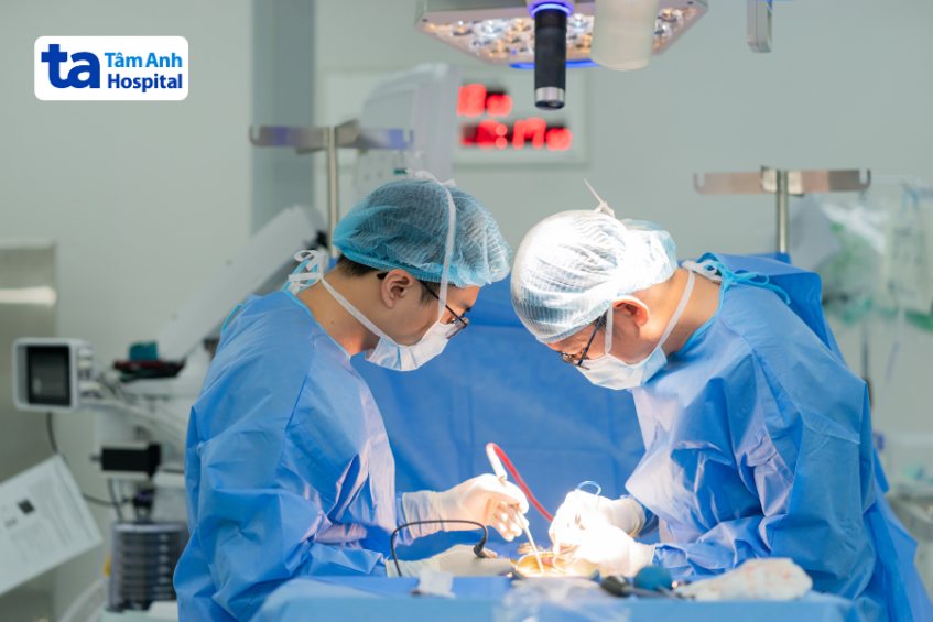 bác sĩ thắng đang phẫu thuật người bệnh