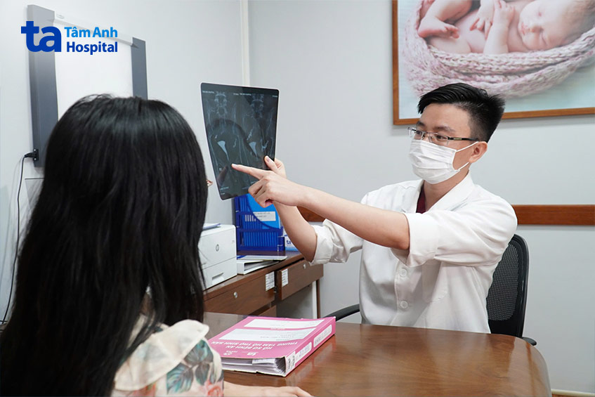 Bác sĩ Thắng đang thăm khám cho một người bệnh