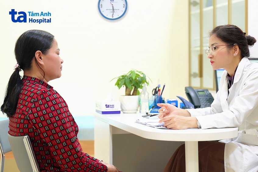 bác sĩ thanh kiểm tra cho bà thảo