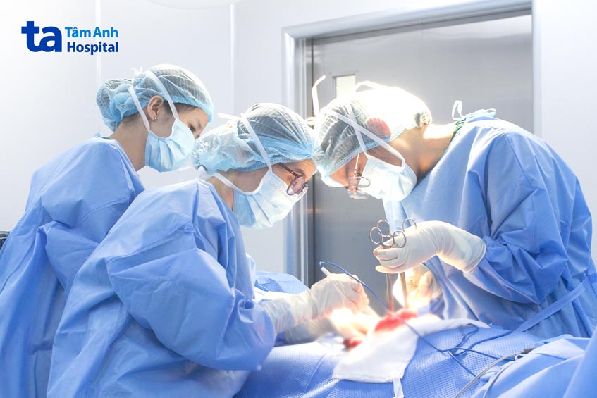 bác sĩ tiến hành cắt tử cung cho bệnh nhân