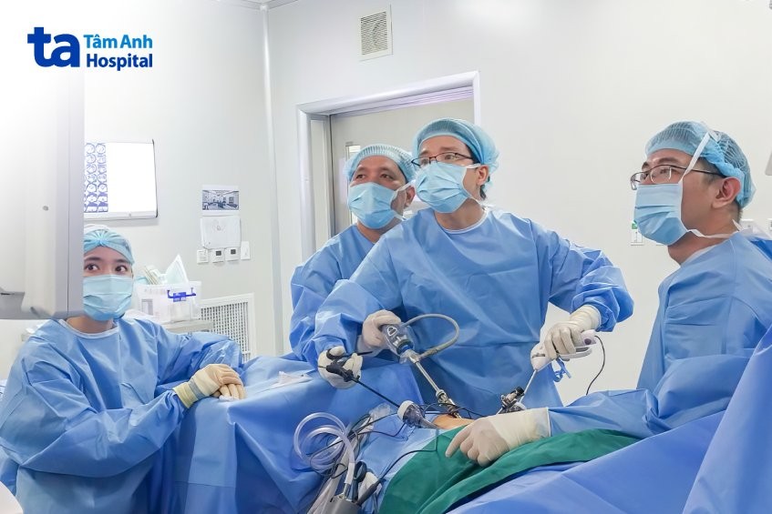 bác sĩ tiết niệu phẫu thuật cắt khối u thận