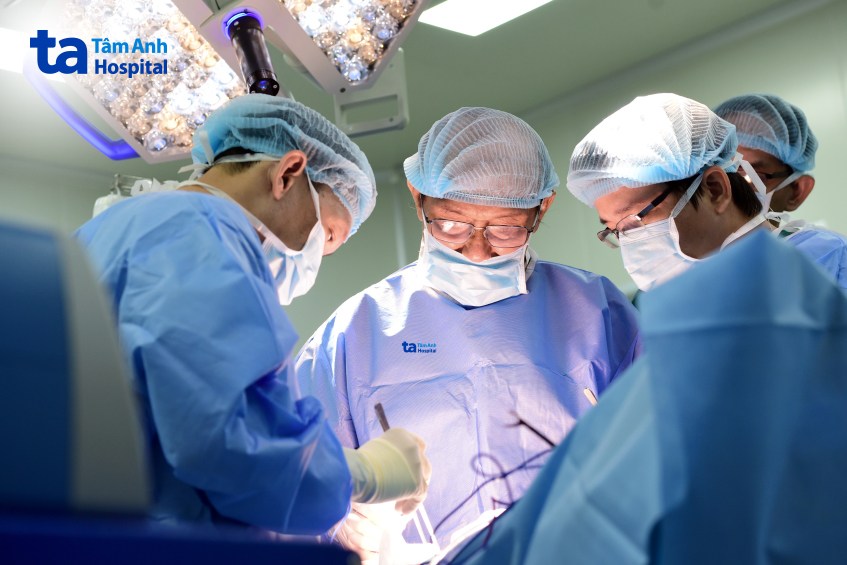 bác sĩ tiết niệu thận học phẫu thuật ung thư tinh hoàn