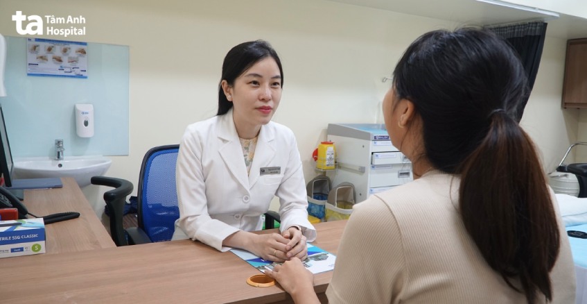 bác sĩ trao đổi với người bệnh