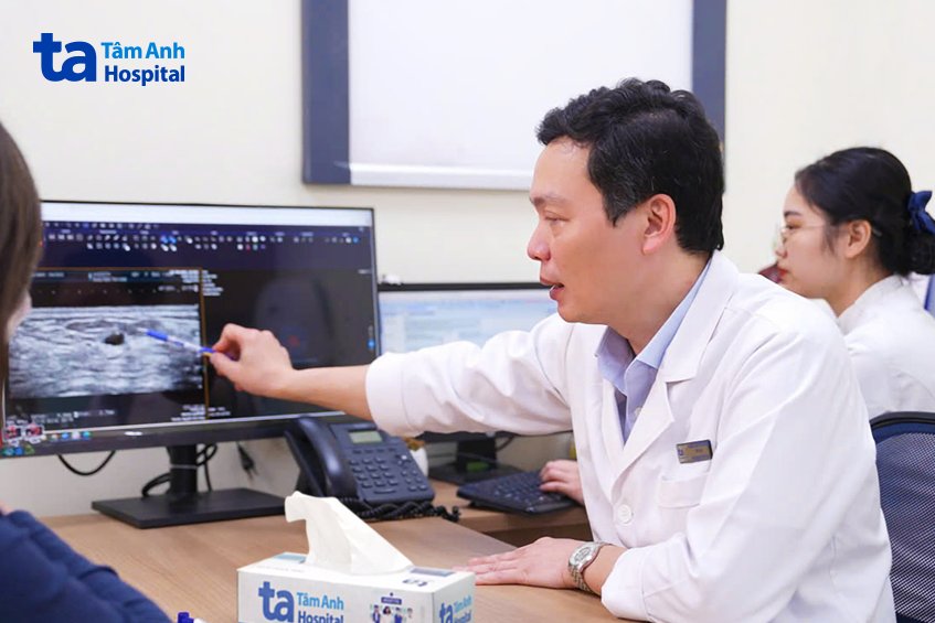 bác sĩ trường giải thích tình trạng bệnh