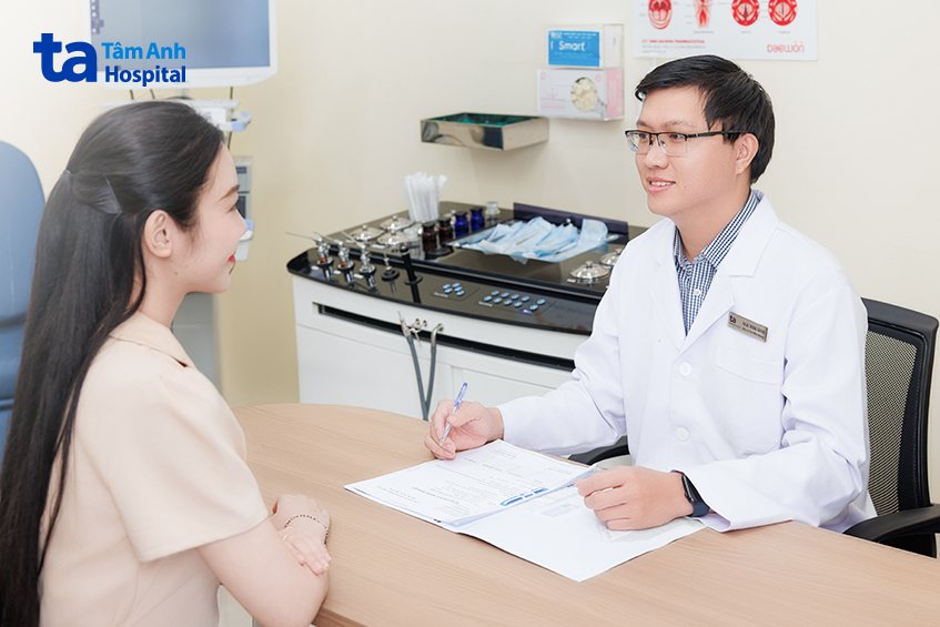 bác sĩ tư vấn bệnh