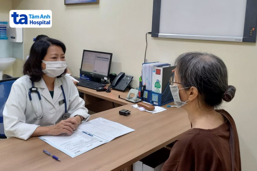 bác sĩ tư vấn cho bệnh nhân