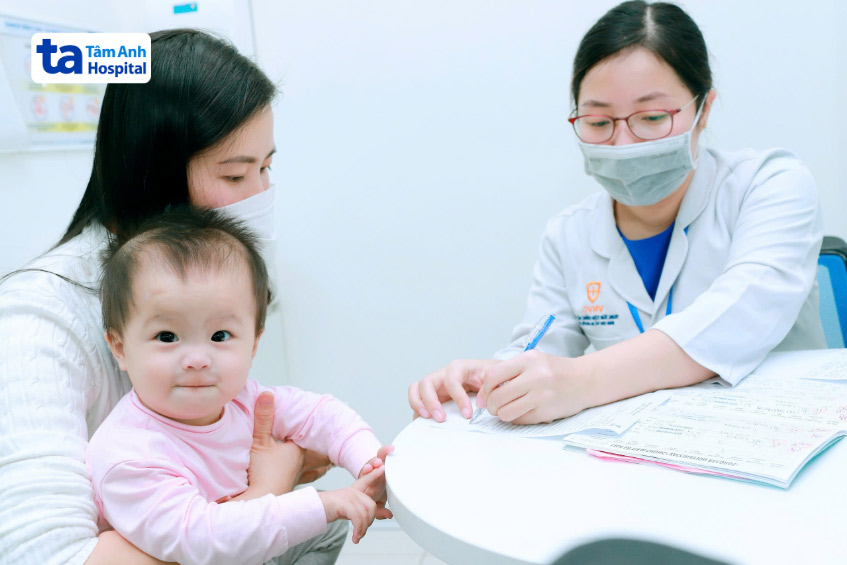 bác sĩ tư vấn trước tiêm chủng