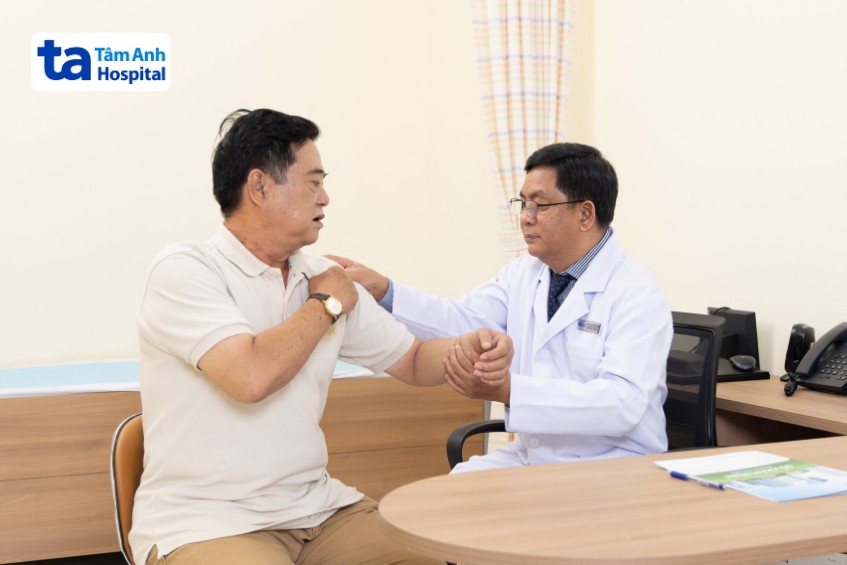 bác sĩ tuấn kiểm tra tình trạng khớp vai