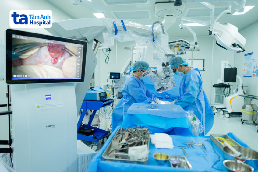 Các bác sĩ ứng dụng kỹ thuật vi phẫu micro-TESE hiện đại nhất cho người bệnh nhưng không tìm thấy tinh trùng