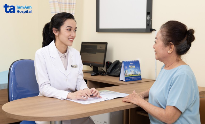bác sĩ vy tư vấn cho khách hàng