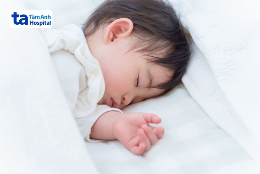 bé đi tiêm 6in1 về ngủ nhiều