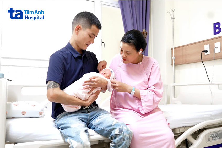 Bé Ruby ngủ ngoan trong vòng tay âu yếm của bố mẹ