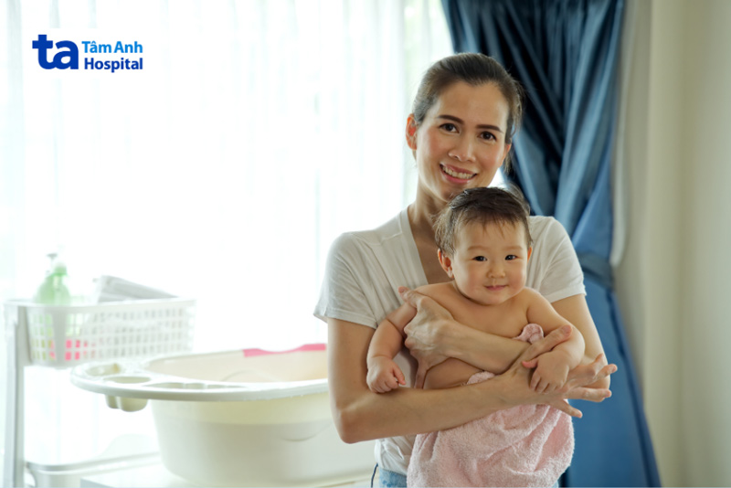 bé tiêm 6 trong 1 về có tắm được không