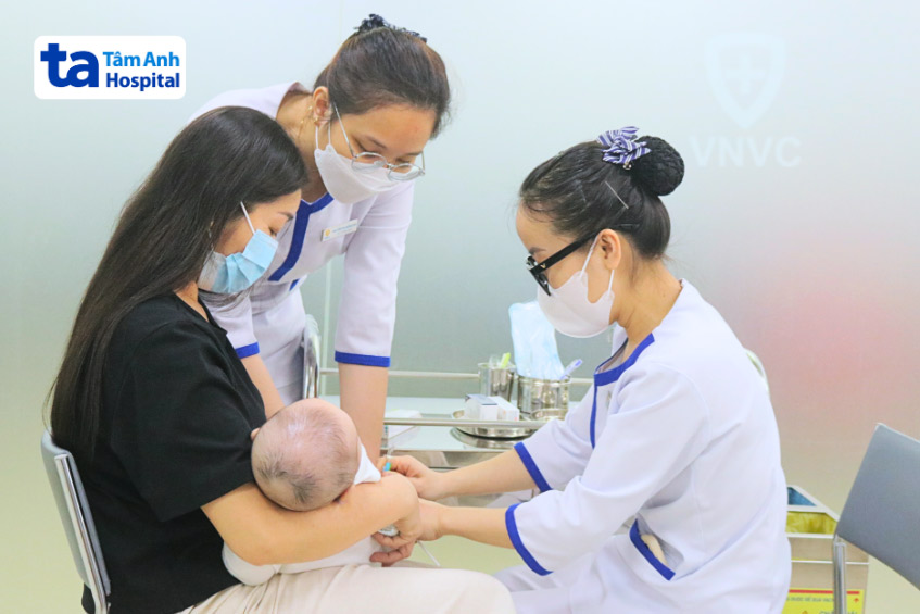 bé tiêm phòng 6 trong 1