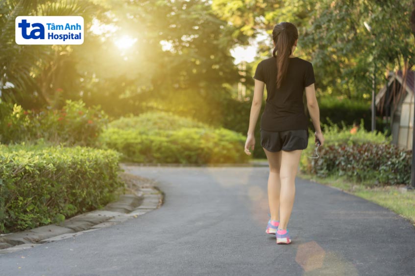 Bệnh viêm khớp cùng chậu có nên đi bộ không