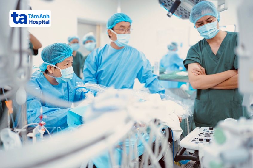 Các bác sĩ tại Trung tâm Tim mạch, Bệnh viện Đa khoa Tâm Anh can thiệp điều trị ít xâm lấn cho bệnh nhân thiểu sản tim phải