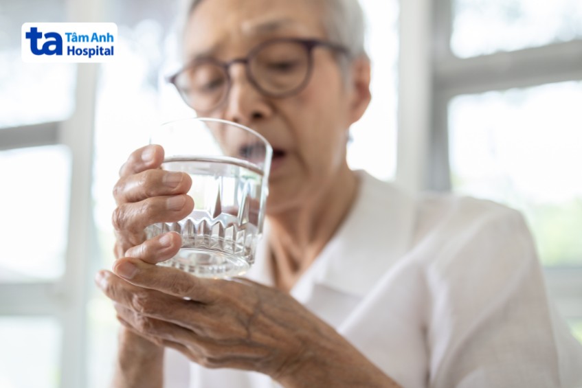 bị gout nên cung cấp đủ nước