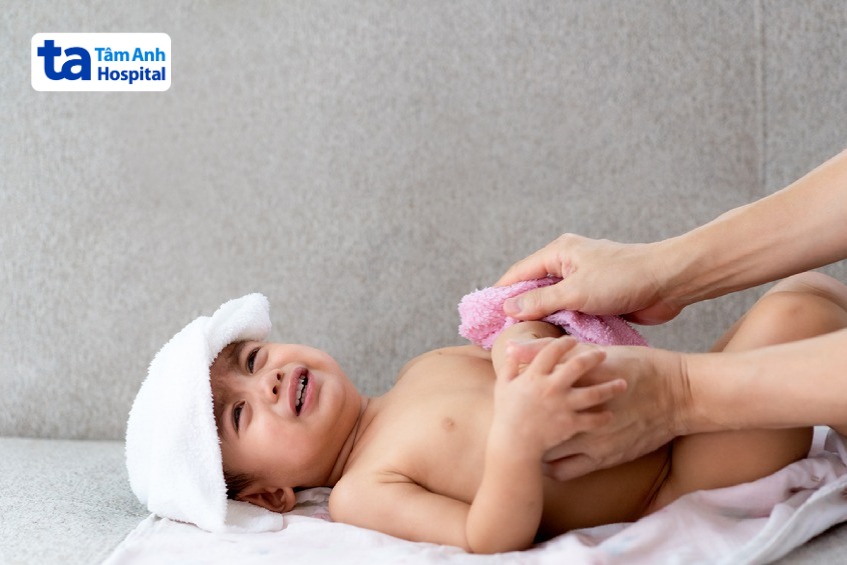 bố mẹ nên lau cho trẻ bằng khăn tắm