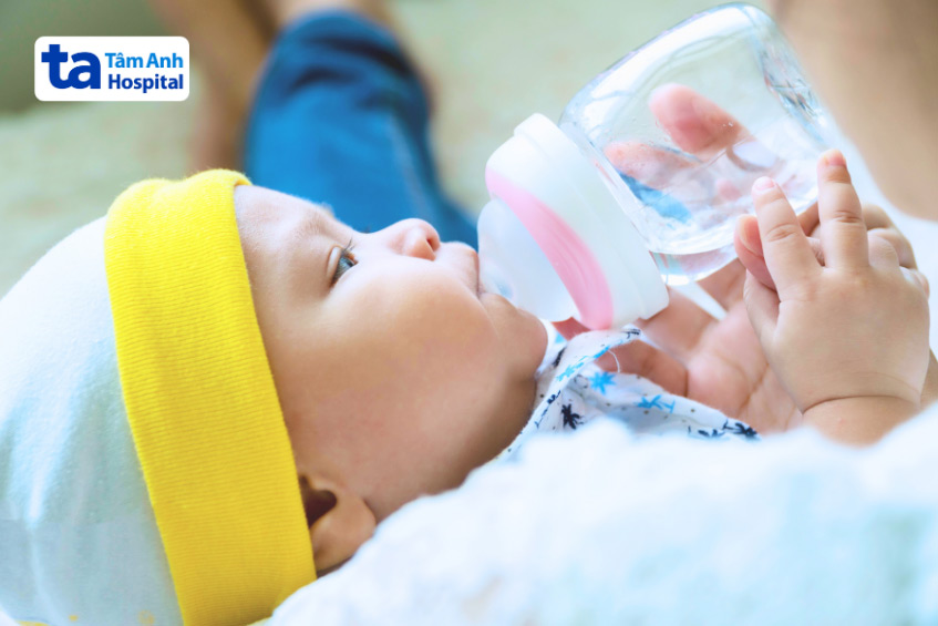 bổ sung nước cho trẻ sau tiêm 6in1