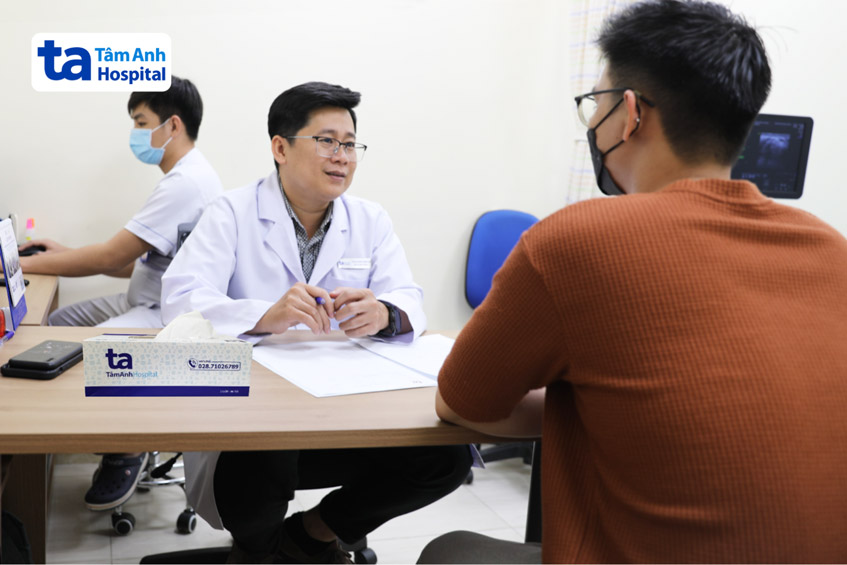 ThS.BS.CKII Dương Quang Huy thăm khám và tư vấn cho người bệnh