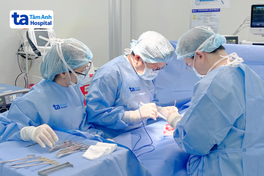 Bác sĩ Huy (đứng giữa) đang phẫu thuật cho ông Phong